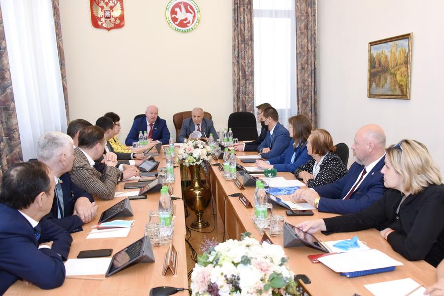 В Госсовете Татарстана хотят запретить продавать подросткам энергетики и зажигалки