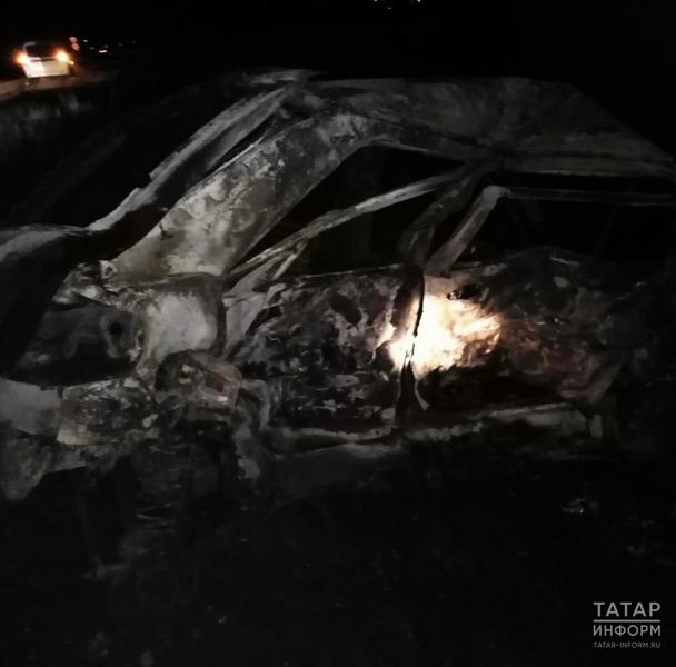 На трассе в Татарстане автомобиль загорелся после столкновения На трассе в Татарстане автомобиль загорелся после столкновения