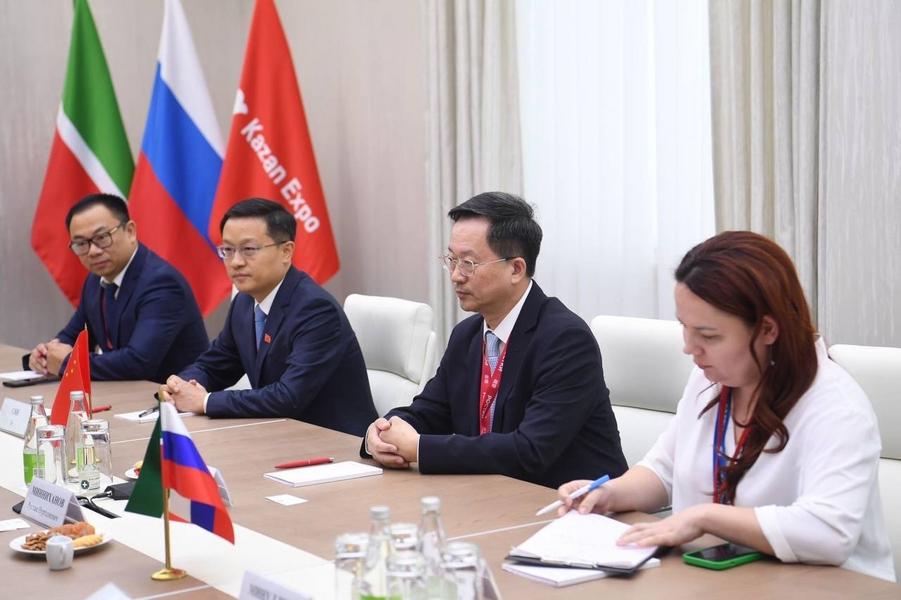 Минниханов встретился с Чжоу Лицюнем - председателем союза китайских предпринимателей в России