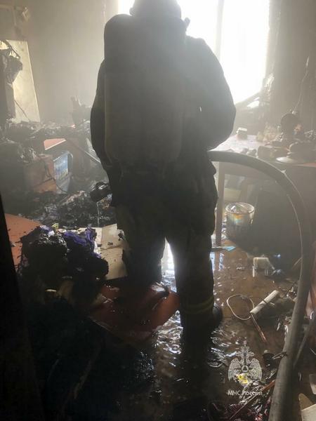 Сотрудники МЧС потушили пожар в квартире на Меридианной в Казани