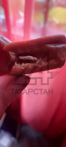 Жительница Казани нашла в конфете опарыша