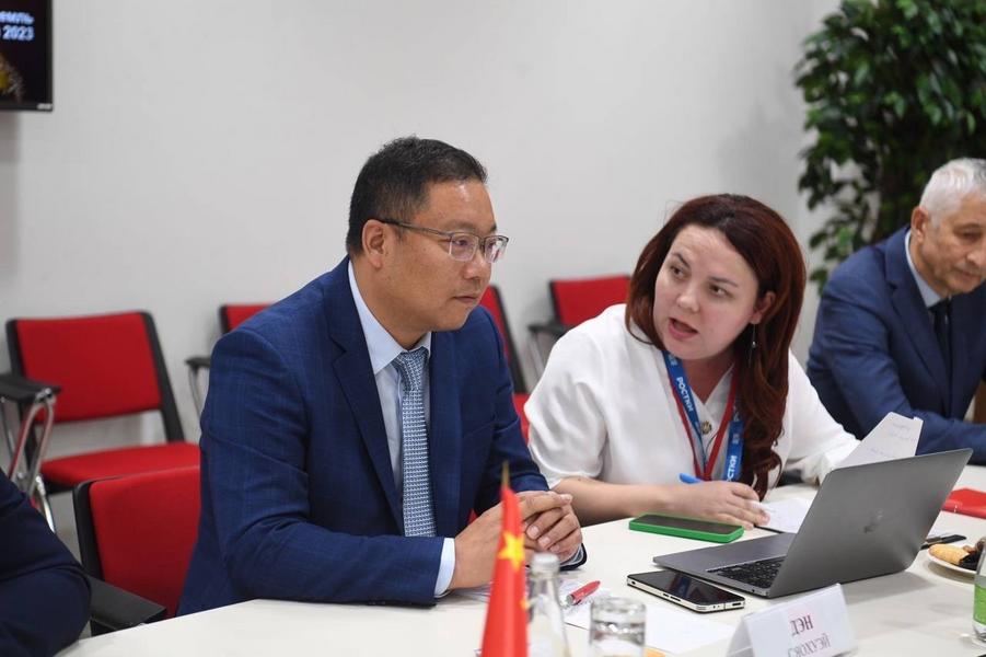 Минниханов встретился с руководством Международной выставочной корпорации «Чжэньвэй»