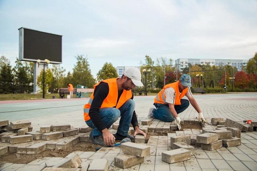 В Нижнекамске рабочие «подлатают» парк Нефтехимиков