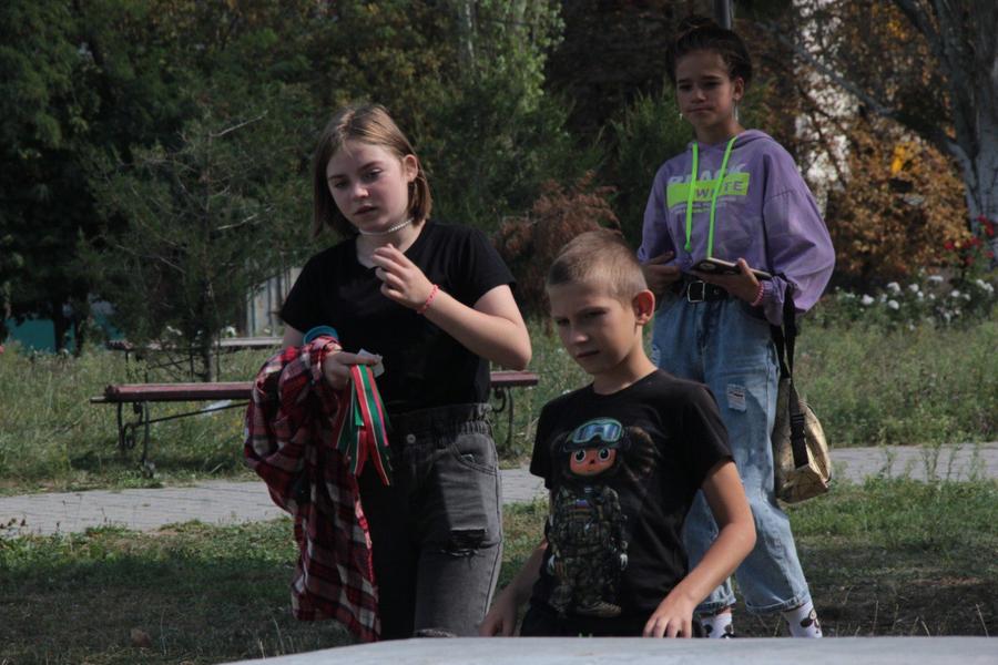 В Лисичанске активисты «тимуровского» движения раздали детям ленточки цвета флага России и Татарстана