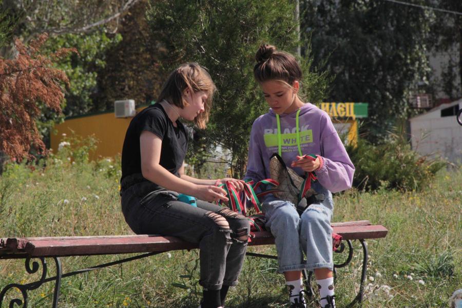 В Лисичанске активисты «тимуровского» движения раздали детям ленточки цвета флага России и Татарстана