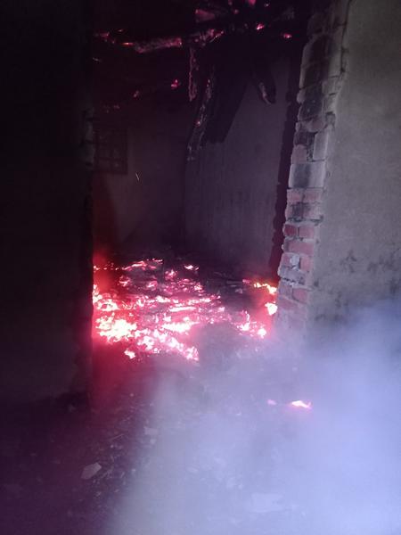 В Альметьевском районе экстренные службы стянулись к полыхающему сараю