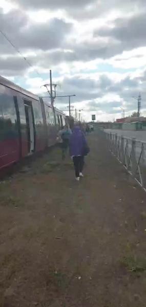 В Казани из-за ДТП встали трамваи: люди снова пошли вдоль путей
