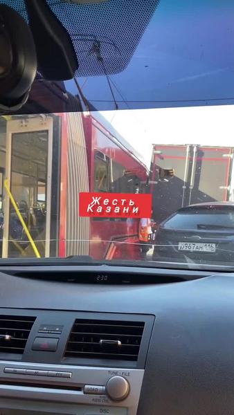 На улице Тукая в Казани трамвай въехал в «Газель»