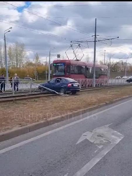 В Казани из-за ДТП встали трамваи: люди снова пошли вдоль путей
