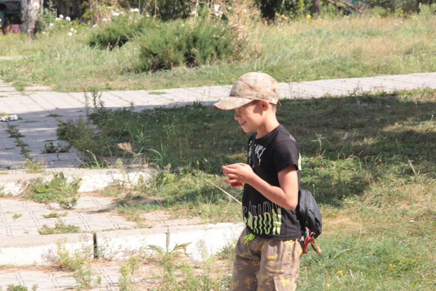 В Лисичанске активисты «тимуровского» движения раздали детям ленточки цвета флага России и Татарстана