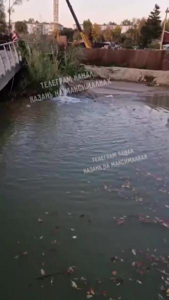 Жители Казани жалуются на слив в Кабан грязной воды от места стройки театра Камала