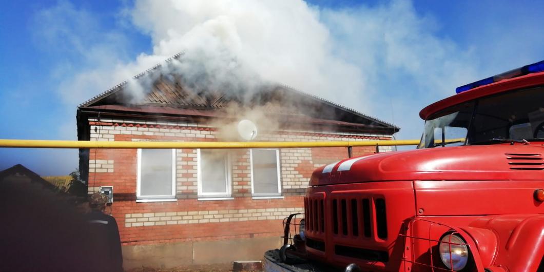 Пожарные вместе с сельчанами в Нижнекамском районе спасли от огня постройки