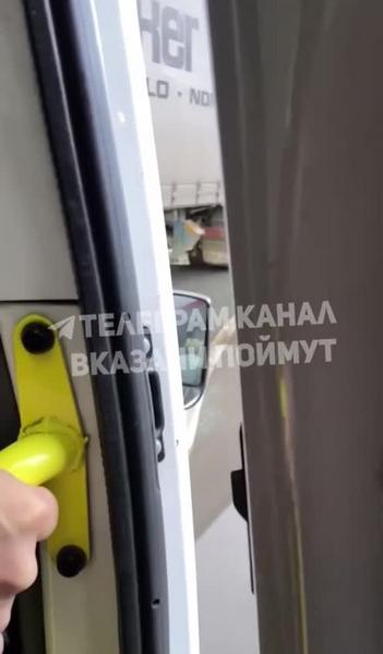 Жители Казани жалуются на автобусы в Царево, которые ездят с открытой дверью