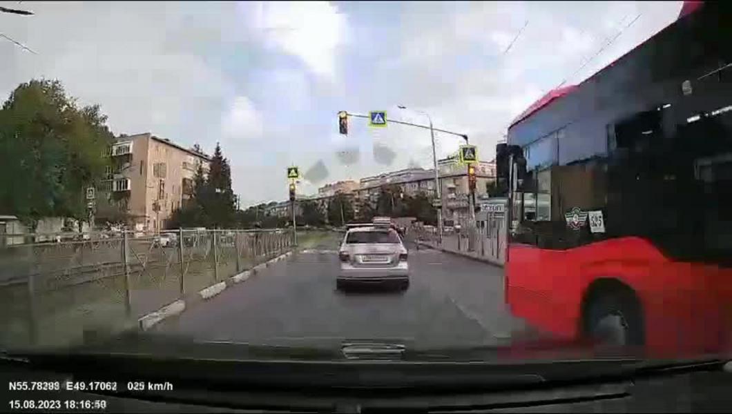 Автоинспекторы Казани оштрафовали водителя автобуса за проезд на красный цвет