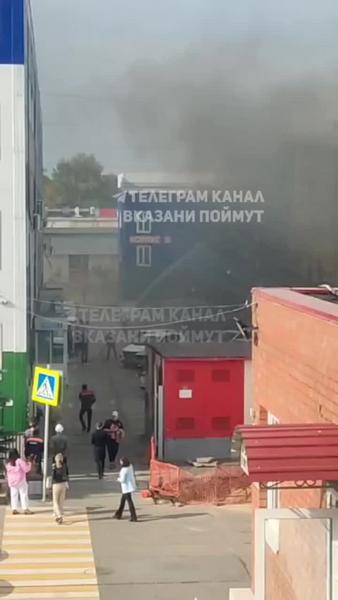 В Казани горит автосалон CHERY