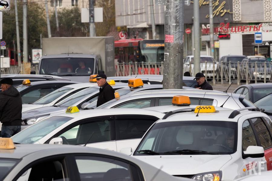 «Цены регулируются очень хаотично и непонятно»: казанцы пожаловались на дорогое такси, но не перестали им пользоваться