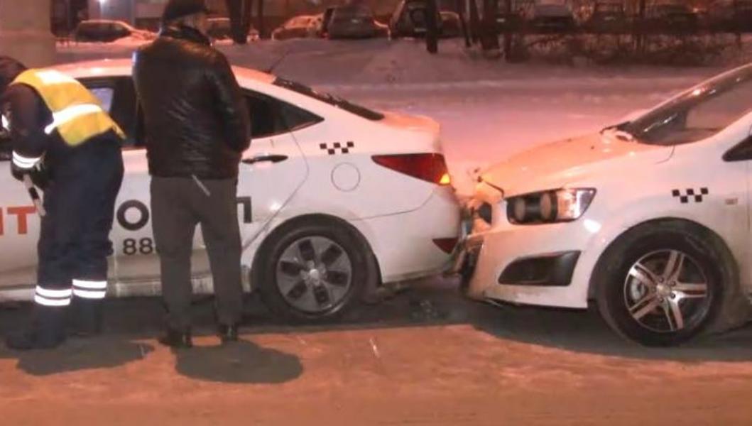 Syka001 с таксистом. Авария в Москве с такси зимой.