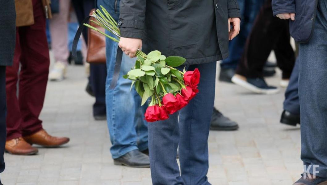 Прощание с учениками. Гарипов Ильнур Махмутович аппарат президента. Прощание с учениками с розами.