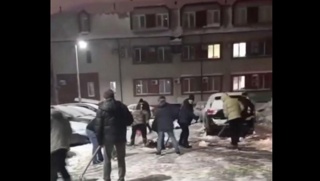 Проживающие на улице Голубятникова казанцы сами убрали снег во дворе ...