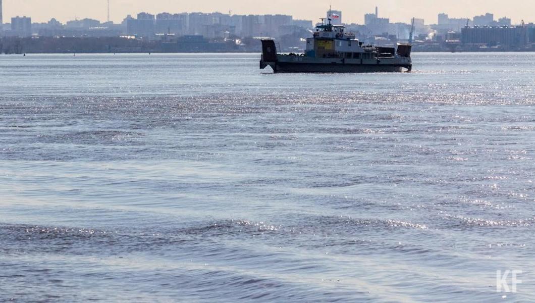 Неподалеку от Лаишево на мель села груженая баржа 26.05.2021 - KazanFirst