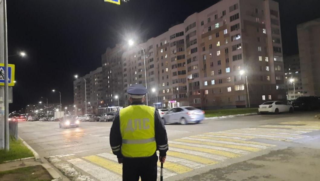 По вечерам инспекторы ДПС дежурят на оживленных переходных переходах в ...
