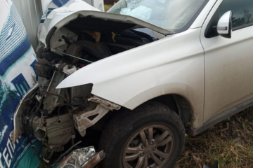 После тарана внедорожником «Мицубиси Аутлендер» отечественное авто врезалось в «Калину»