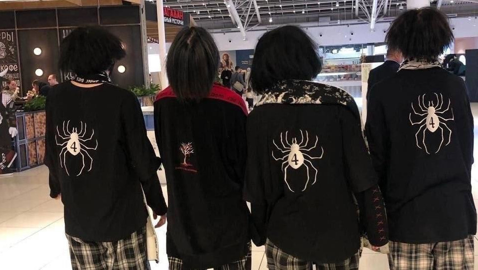 Несовершеннолетние представители новой молодежной субкультуры в одежде с принтом паука устраивают общественные беспорядки в столичных развлекательных комплексах.