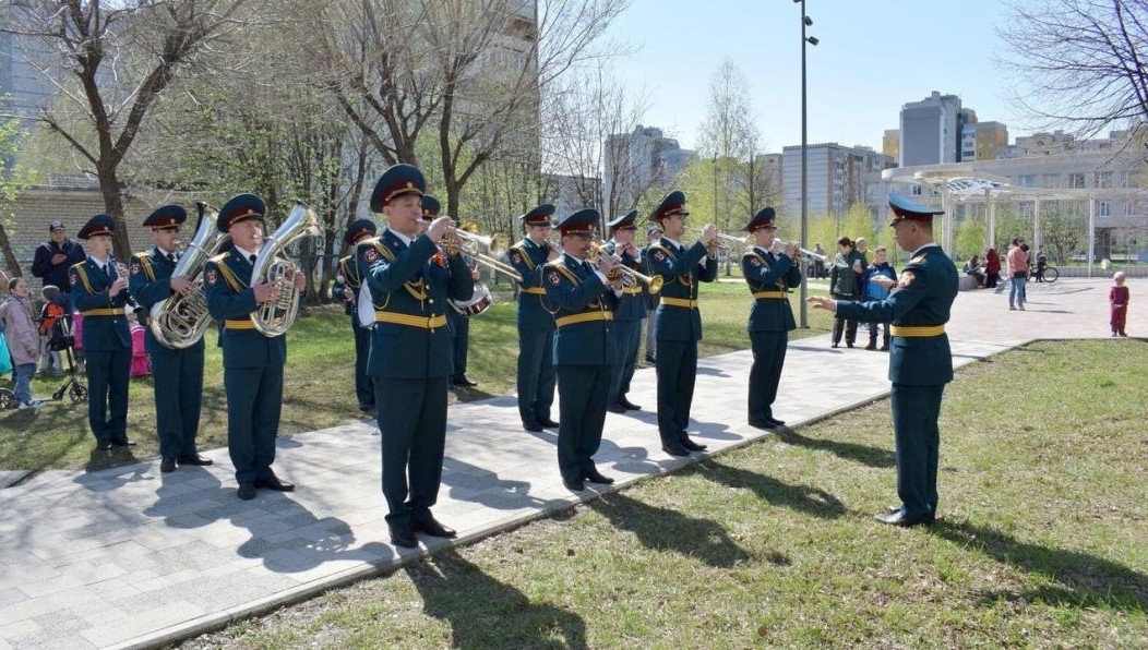 После исполнения песен спецназовцы прошли парадным маршем.