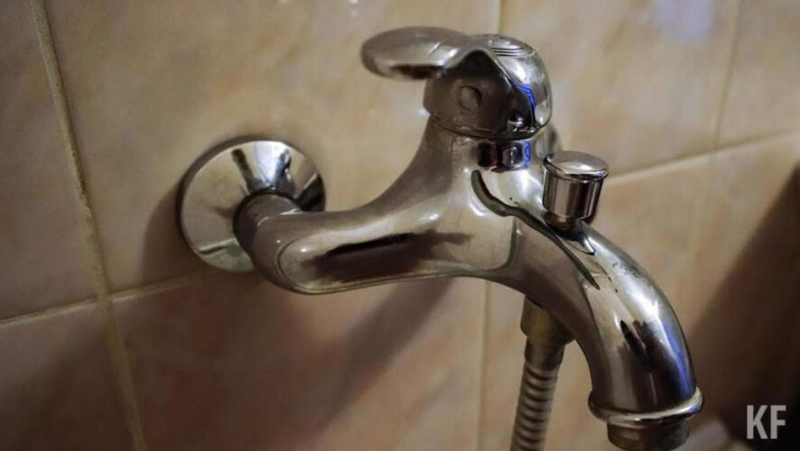 На месте работают сотрудники МУП &laquo;Водоканал&raquo;.