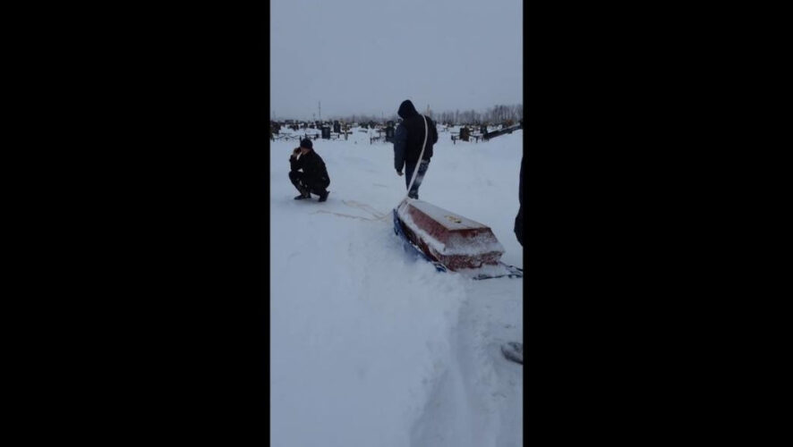 Территорию кладбища очистили лишь после вмешательства прокуратуры.