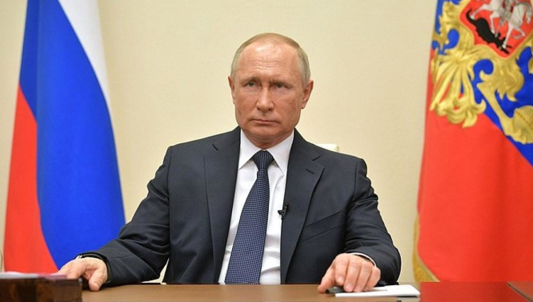 Президент работает над текстом не один