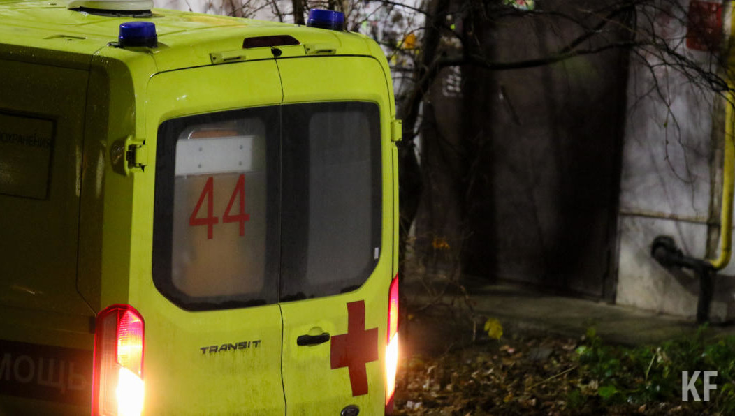 Мёртвого мужчину обнаружили сегодня рано утром под балконами одного из домов по улице Абсалямова.