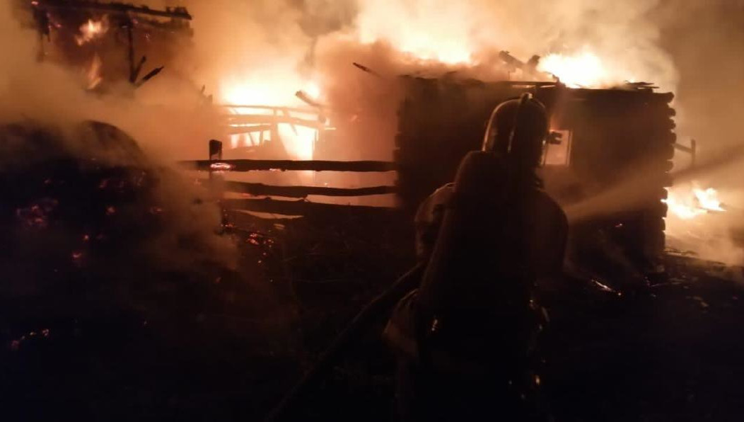 Огнем занялся дом по улице Магаданской.