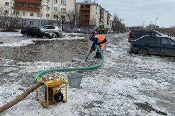 Глава администрации Кировского и Московского районов попросил жителей сообщать о скоплении воды.