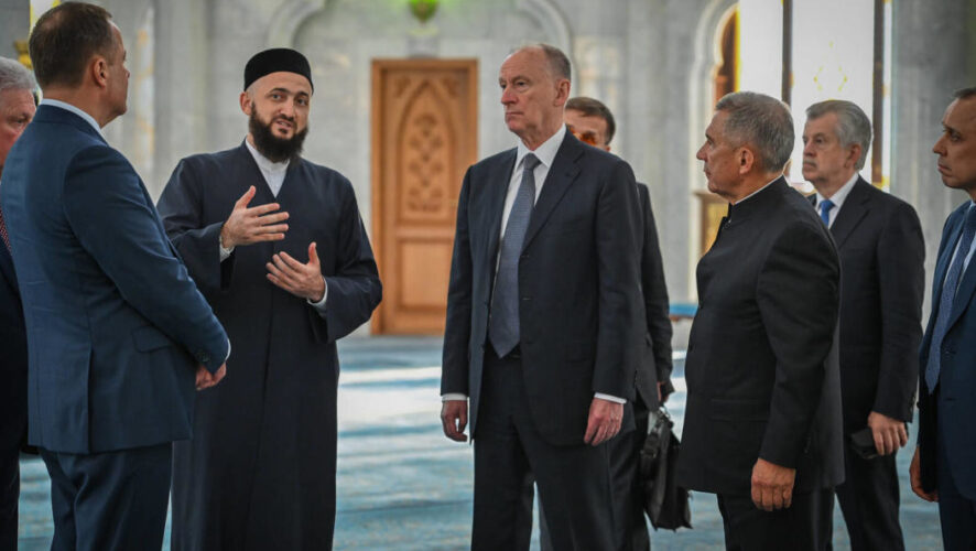 Их сопровождал полномочный представитель президента России в ПФО Игорь Комаров.