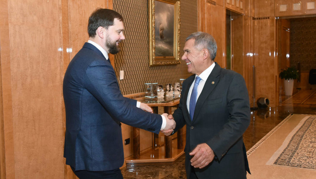 Также президент Татарстана вручил главе Федерального агентства по делам национальностей медаль в честь 100-летия ТАССР.