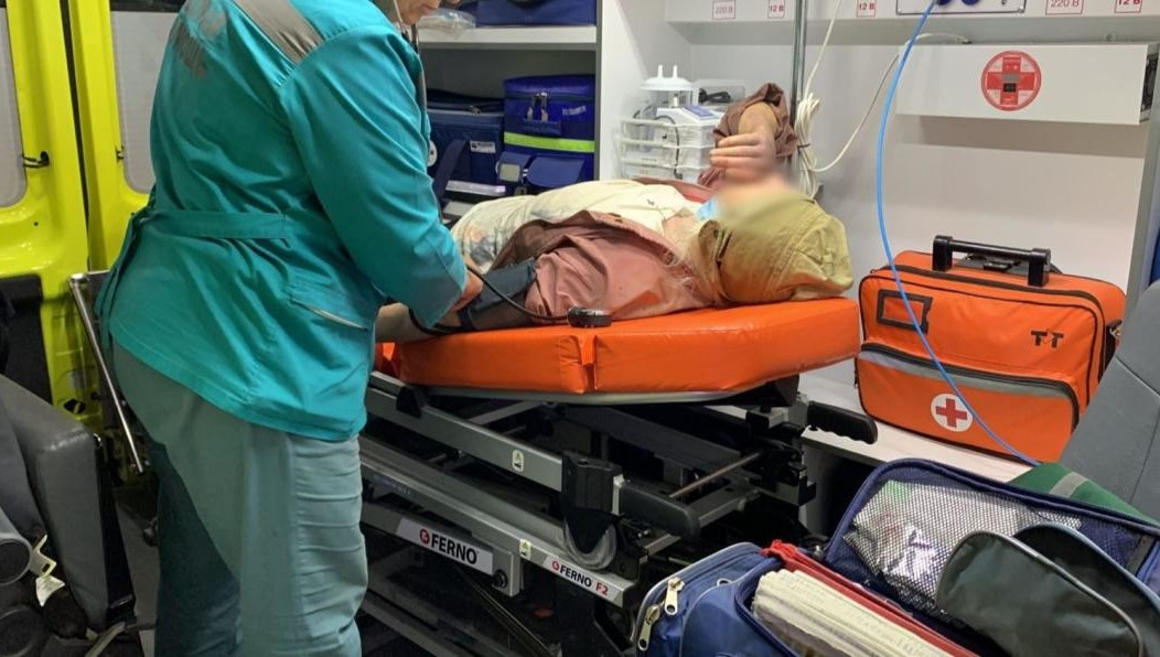 Женщину отправили в больницу.