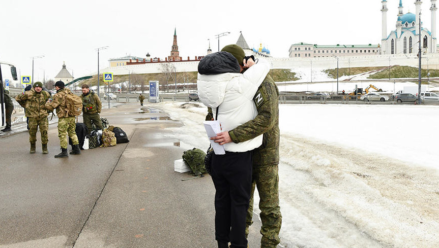 Солдат встречали близкие на парковке возле Центрального стадиона.