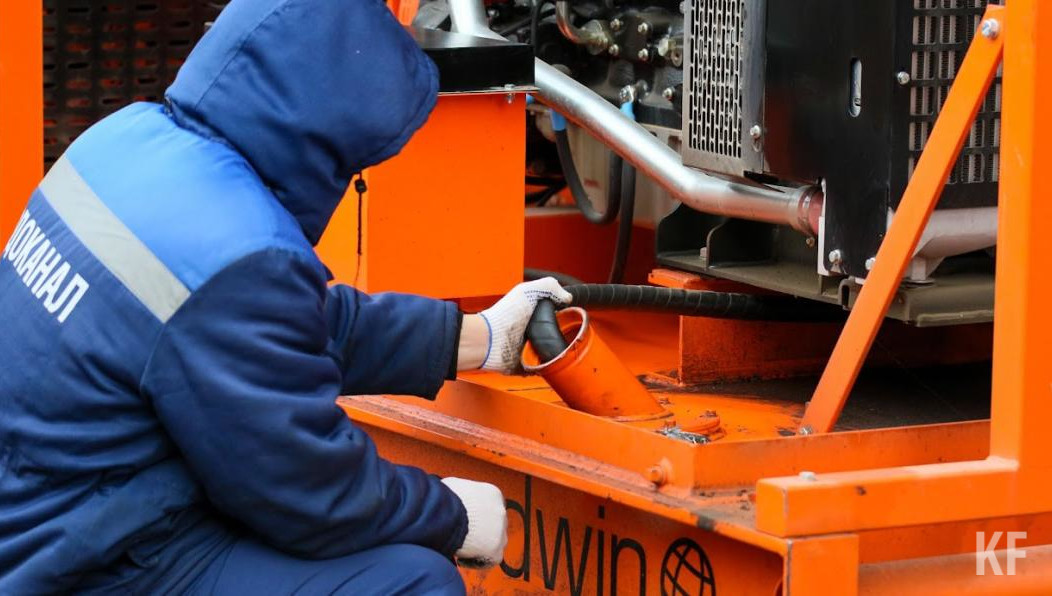 В начале июля в здании прорвало подземные коммуникации.