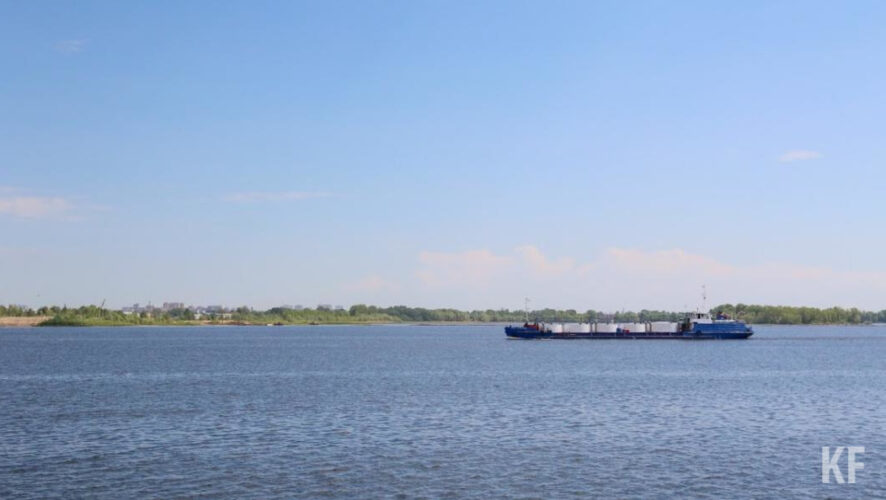 Участок недействующего трубопровода всплыл из-за спада воды.