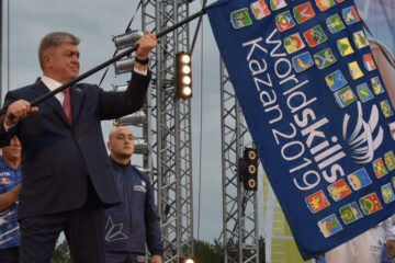 Челны приняли эстафету флага WorldSkills и отметили День строителя.