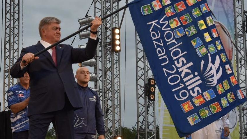 Челны приняли эстафету флага WorldSkills и отметили День строителя.