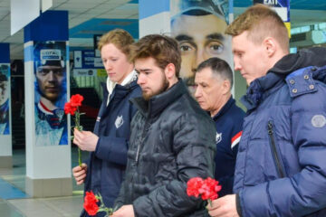 Булат Шафигуллин и Рафаэль Бикмуллин возложили цветы к стенду с фотографией хоккеиста.