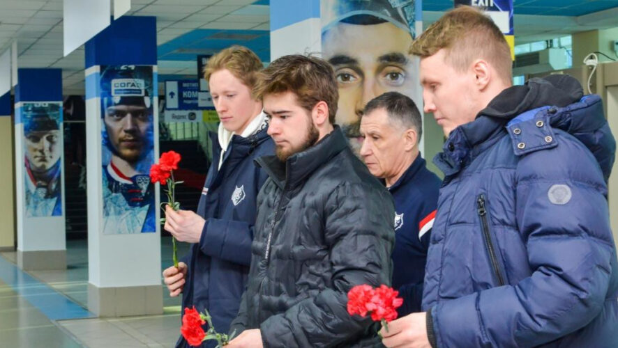 Булат Шафигуллин и Рафаэль Бикмуллин возложили цветы к стенду с фотографией хоккеиста.