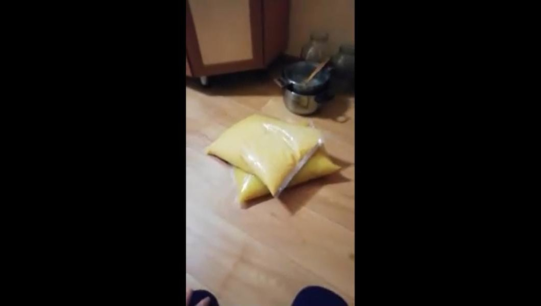 Возмущенный житель автограда снял на видео пакеты с едой