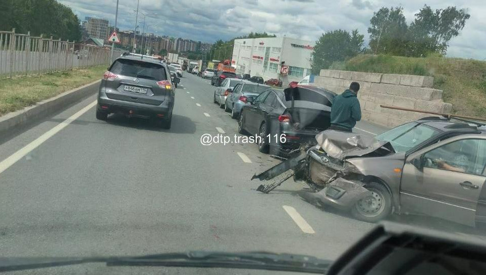 Столкнулись несколько машин.