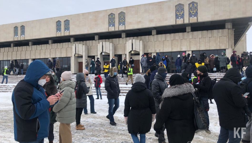 Жители города собираются возле театра имени Камала.