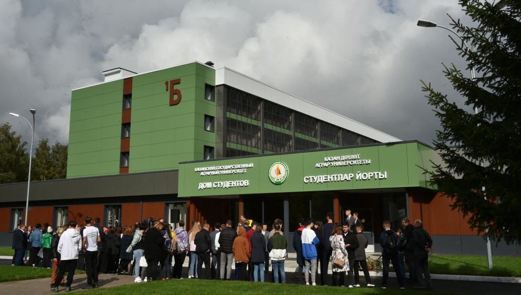 Здание состоит из двух благоустроенных корпусов общей площадью более 9 «квадратов».