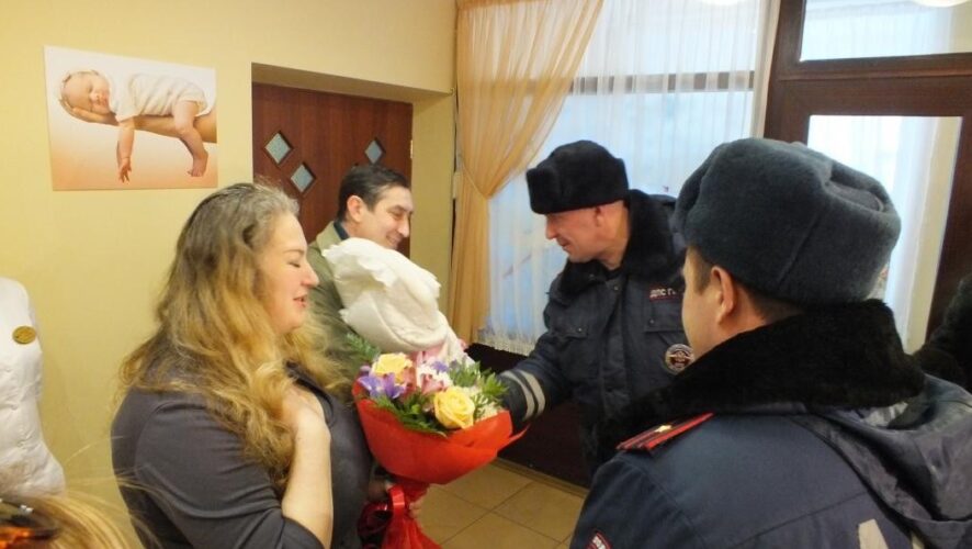 В столице Татарстана сотрудники ГИБДД приехали на выписку к женщине