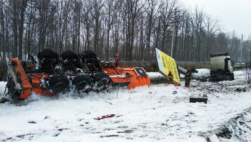 Специалисты отобрали пробы снега и почвы.